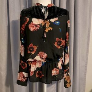 Beautiful floral blouse longsleeve size large